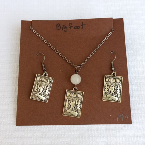 Bigfoot "Warning" Earrings & Necklace set - Picture 1 of 5
